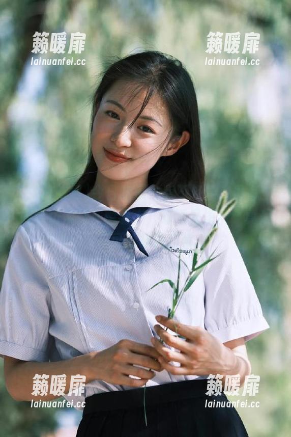今日吃瓜 今日吃瓜一点不轻松,看每个故事仿佛是在围毯上,舒适又凌乱,真是个不可或缺的日常。