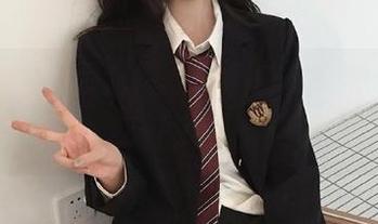 朋克风的黑料吃瓜苹果版，不光在线，连剧透也带劲儿！